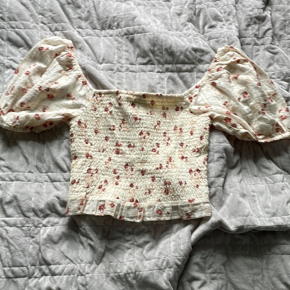 American Eagle Outfitters puff sleeve crop top.  Fits size XS-S.